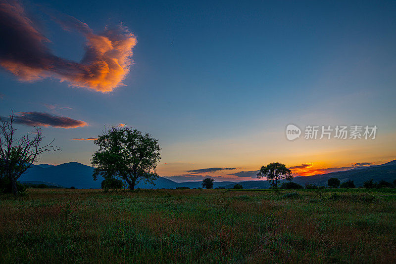 还是Stara Planina老山，美丽的多云日落景观